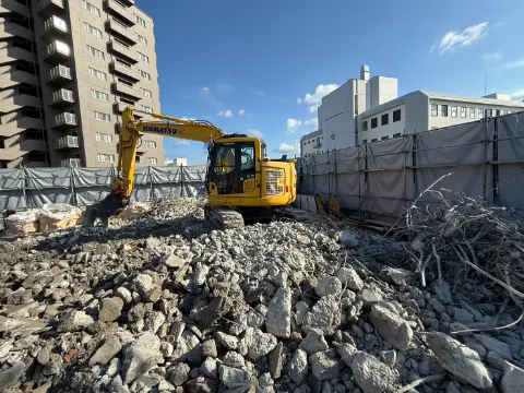 徳島の住宅解体現場で作業するフクブルの重機