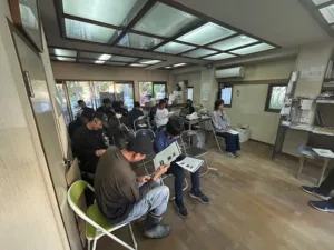 安全会議で資料に目を通すフクブルの社員たち